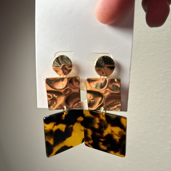 Tortoise and gold tone dangling earrings. - Picture 2 of 2